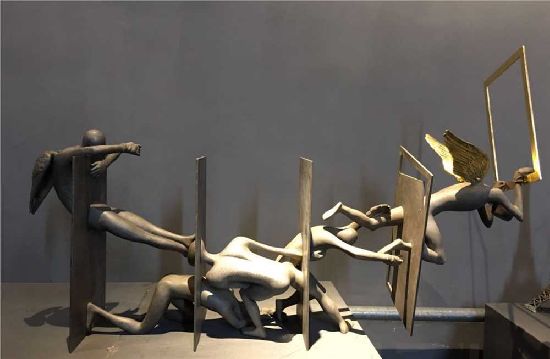 罗杰雕塑作品 《金色的翅膀》长140x宽40x高76cm、铸铜化学色 24k金箔 2017_2018.jpg